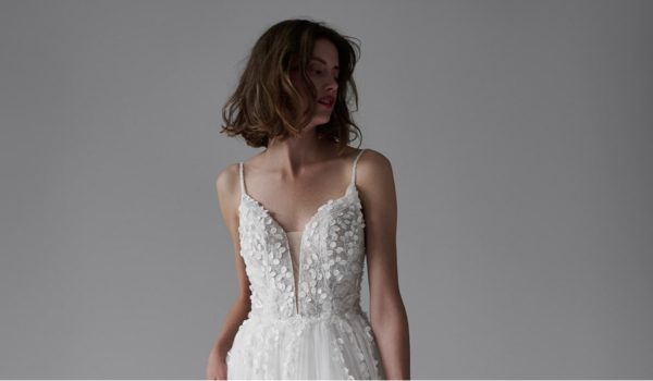 lina becker_brautatelier ried_25171_brautkleid_tüll_blaetterspitze_v-ausschnitt_spaghettitraeger_romantisch_ivory-nude_Detailbild_2-min lina-becker_brautatelier-ried_25171_brautkleid_tuell_blaetterspitze_v-ausschnitt_spaghettitraeger_romantisch_ivory-nude_Detailbild_2-min.jpg