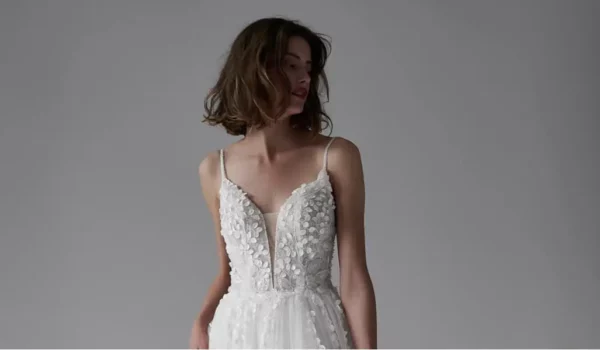 lina-becker_brautatelier-ried_25171_brautkleid_tuell_blaetterspitze_v-ausschnitt_spaghettitraeger_romantisch_ivory-nude_Detailbild_2-min.jpg