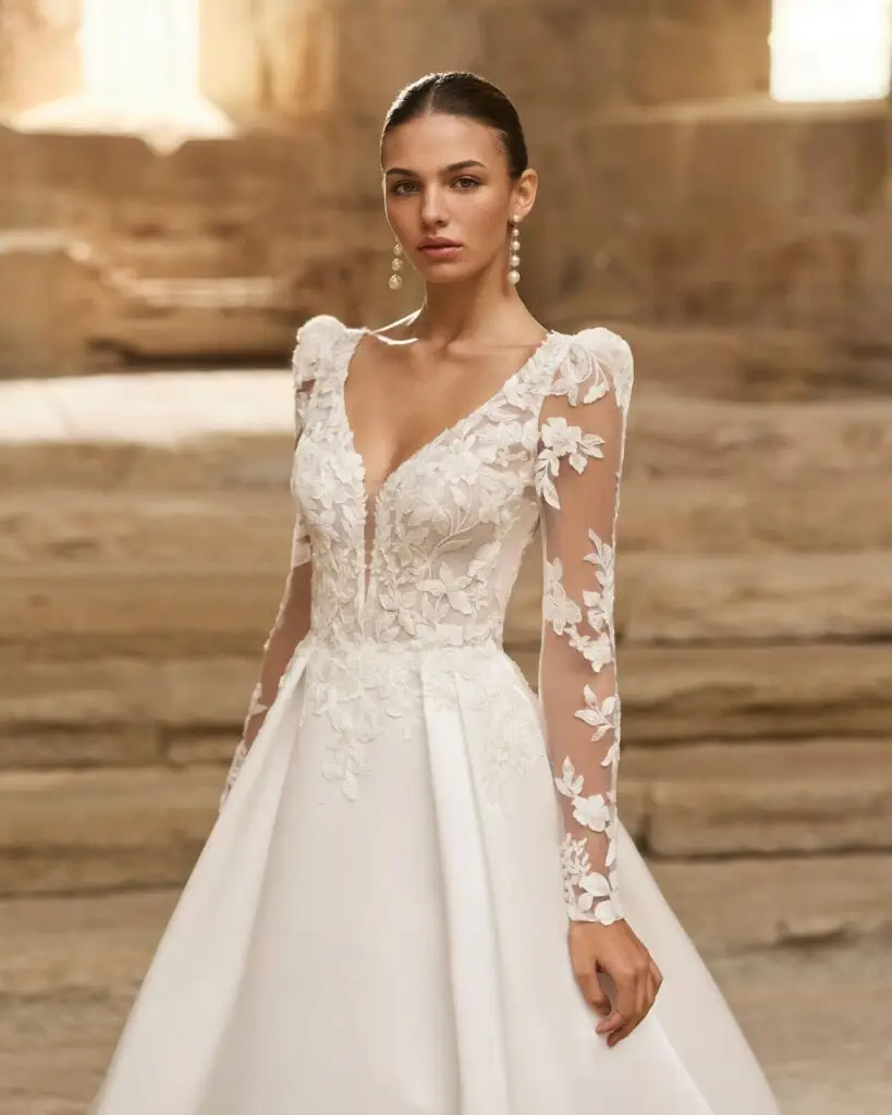 adriana alier_brautatelier ried_poesia_2n145_a-linie_satin_v-ausschnitt_v-ruecken_spitze_perlen_abnehmbare aermel_ivory_details_1