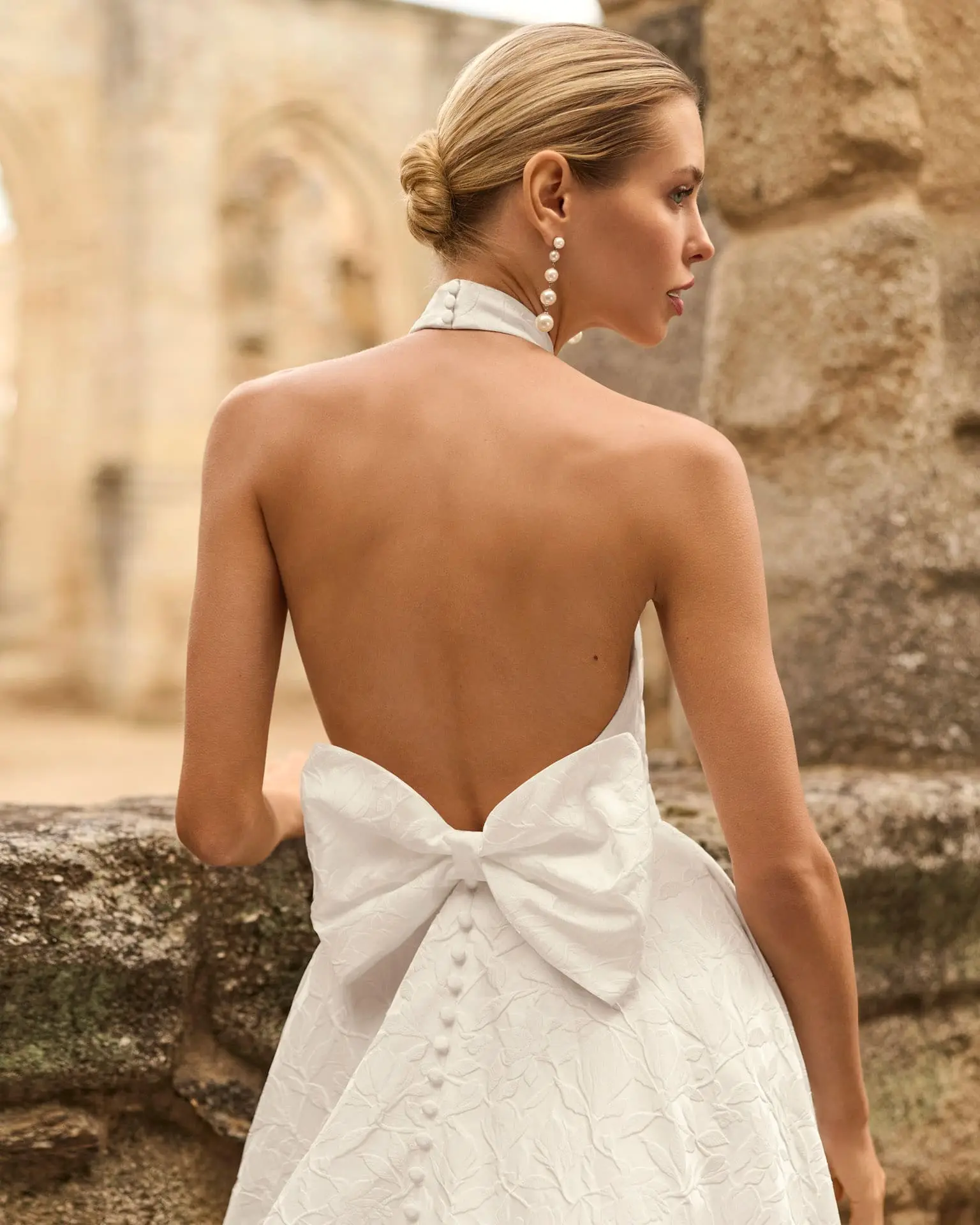 adriana alier_brautatelier ried_prado_2n155_a-linie_verona-mikado_neckholder-ausschnitt_offener ruecken_schleife_ivory_details_1