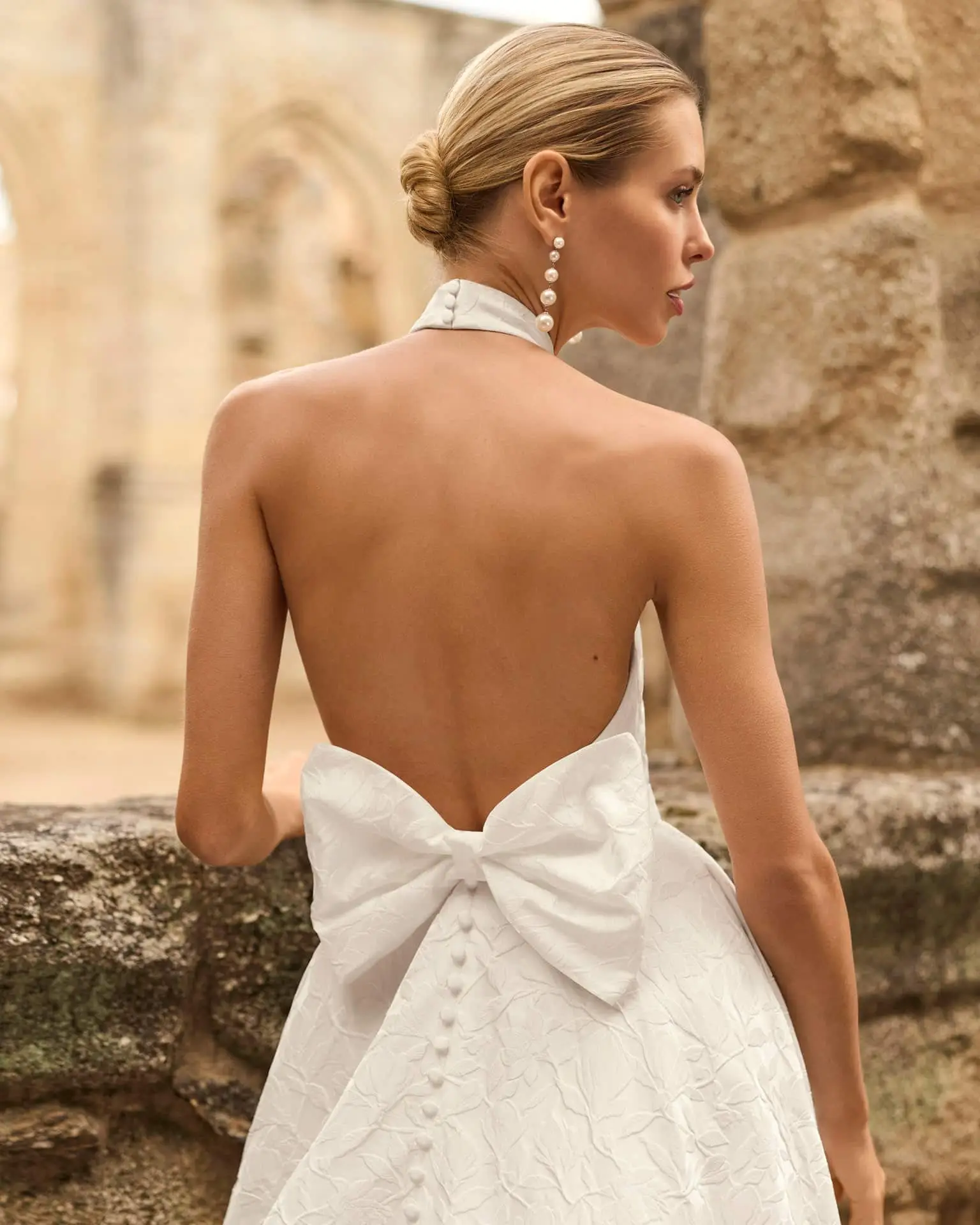 adriana alier_brautatelier ried_prado_2n155_a-linie_verona-mikado_neckholder-ausschnitt_offener ruecken_schleife_ivory_details_1
