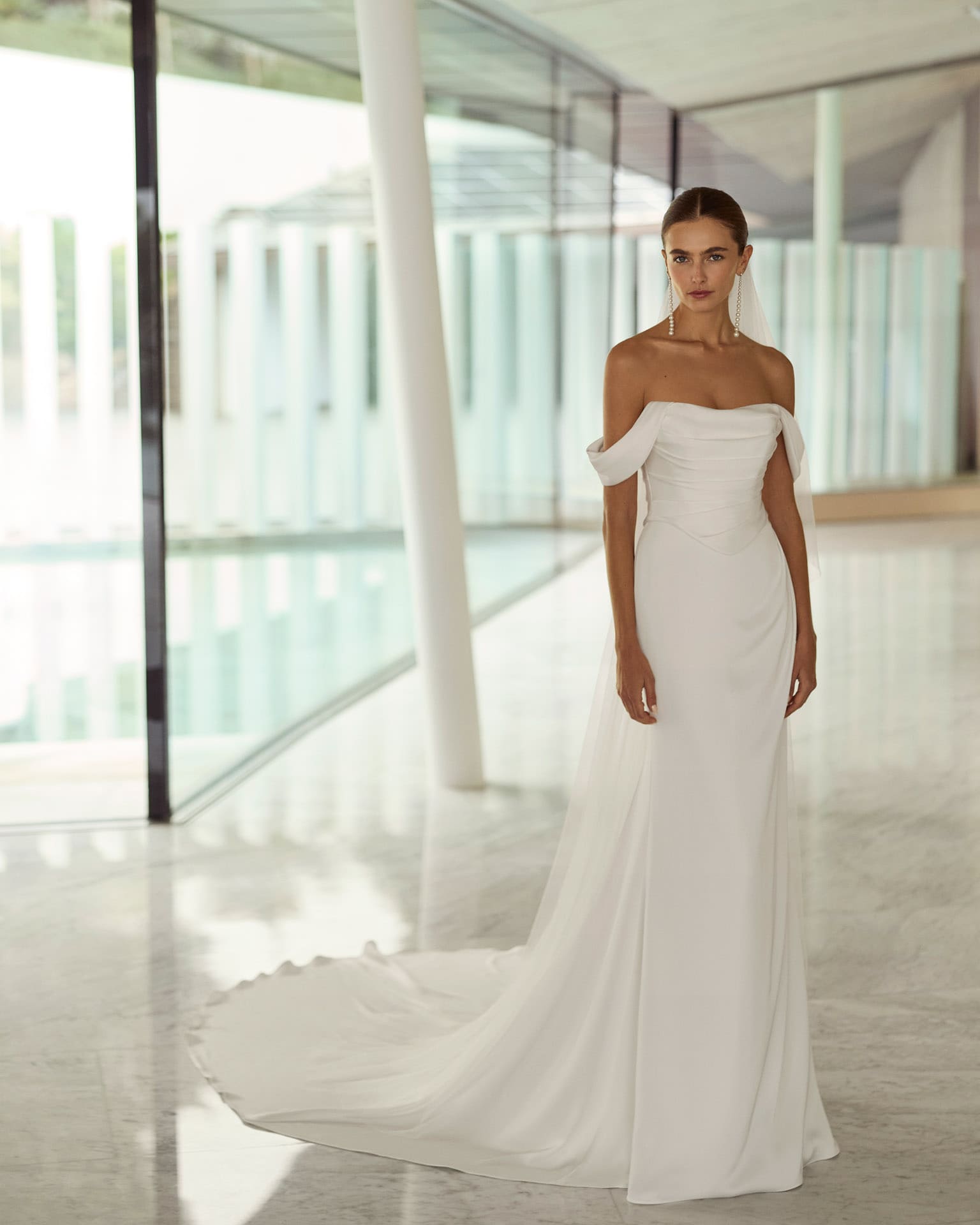 rosa clara_brautatelier ried_garazi_2k105_meerjungfrau_fitandflair_crepe_herzausschnitt_traegerlos_geknoepfter ruecken_clean_ivory_vorne_1