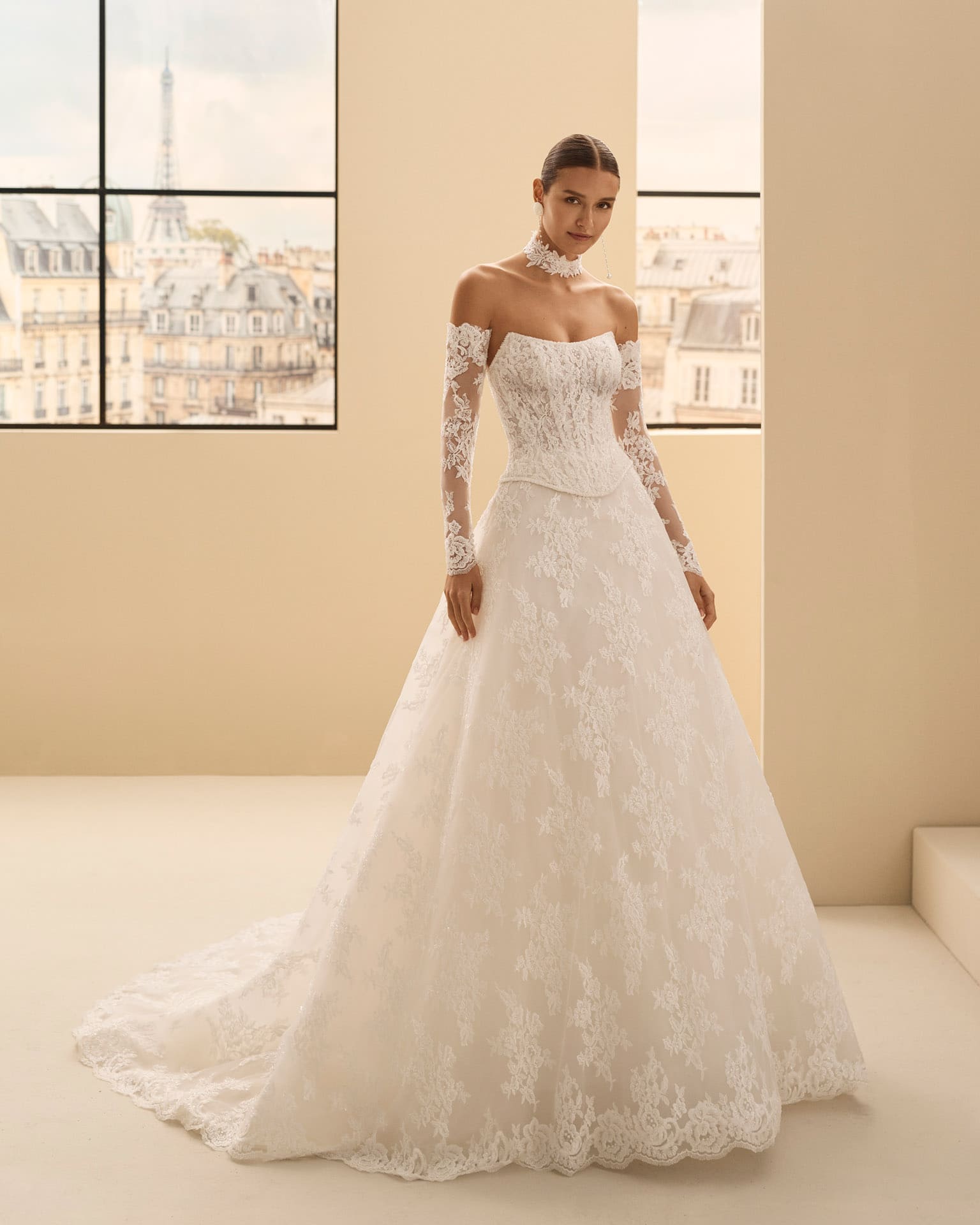 rosa clara_brautatelier ried_nairobi_26202_a-linie_all-over spitze_herzausschnitt_traegerlos_abnehmbare aermel_perlen_choker_ivory_vorne_1