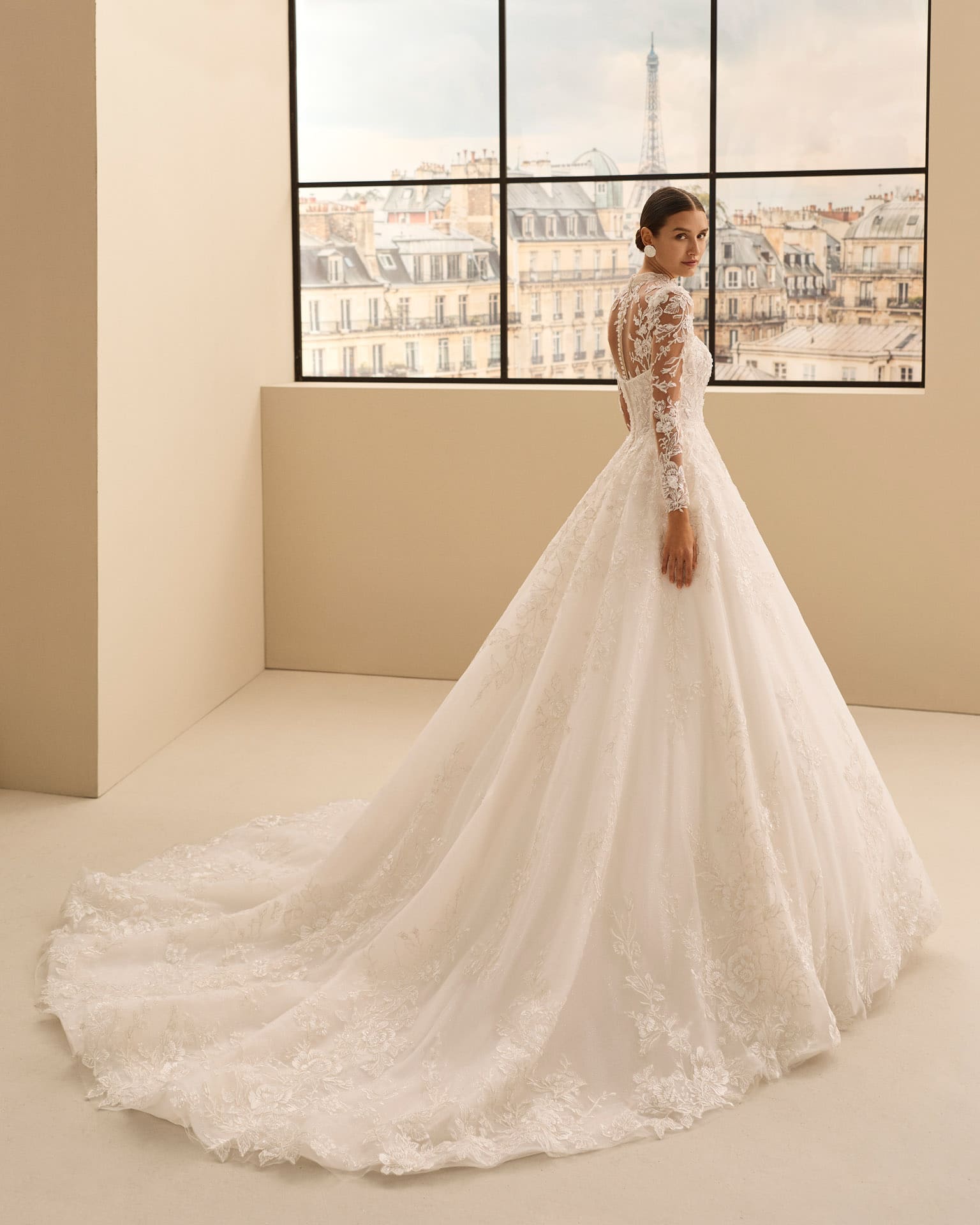 rosa clara_brautatelier ried_nayra_26205_prinzessin_tuell mit silberfaeden_perlenspitze_traegerlos_abnehmbare jacke_ivory_ruecken_1