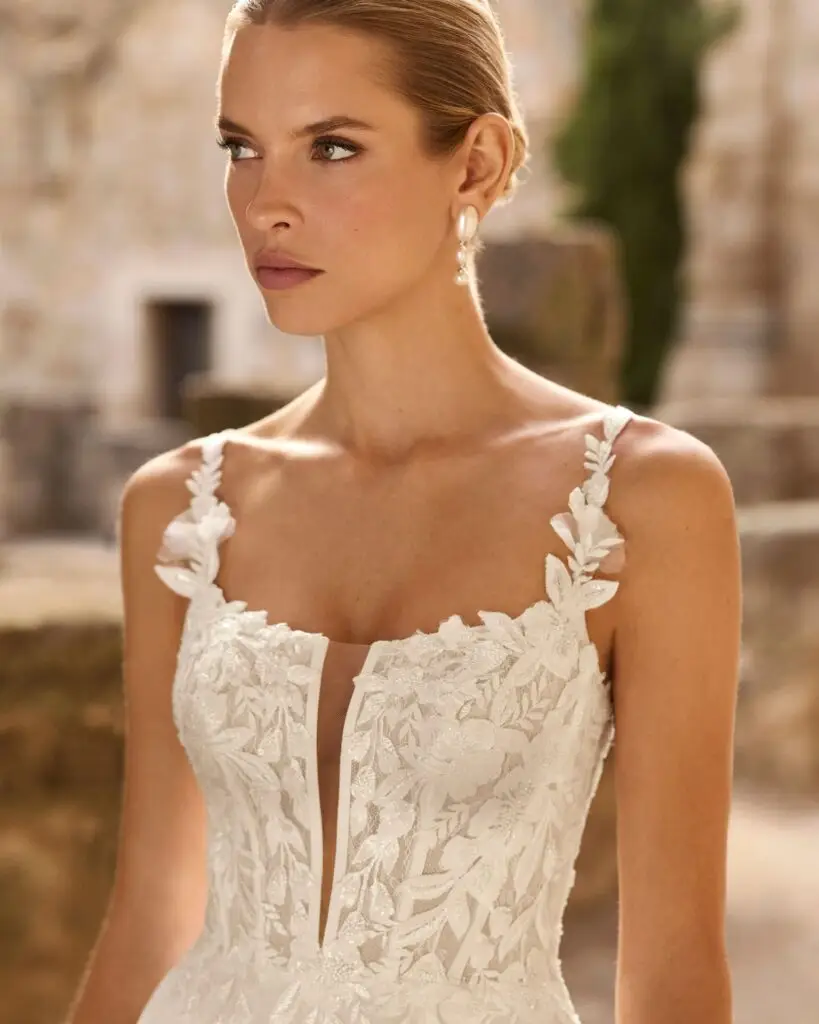 adriana alier_brautatelier ried_panal_2n108_a-linie_georgette_traeger_tiefer ausschnitt_offener ruecken_spitze_perlen_beinschlitz_ivory-details-1
