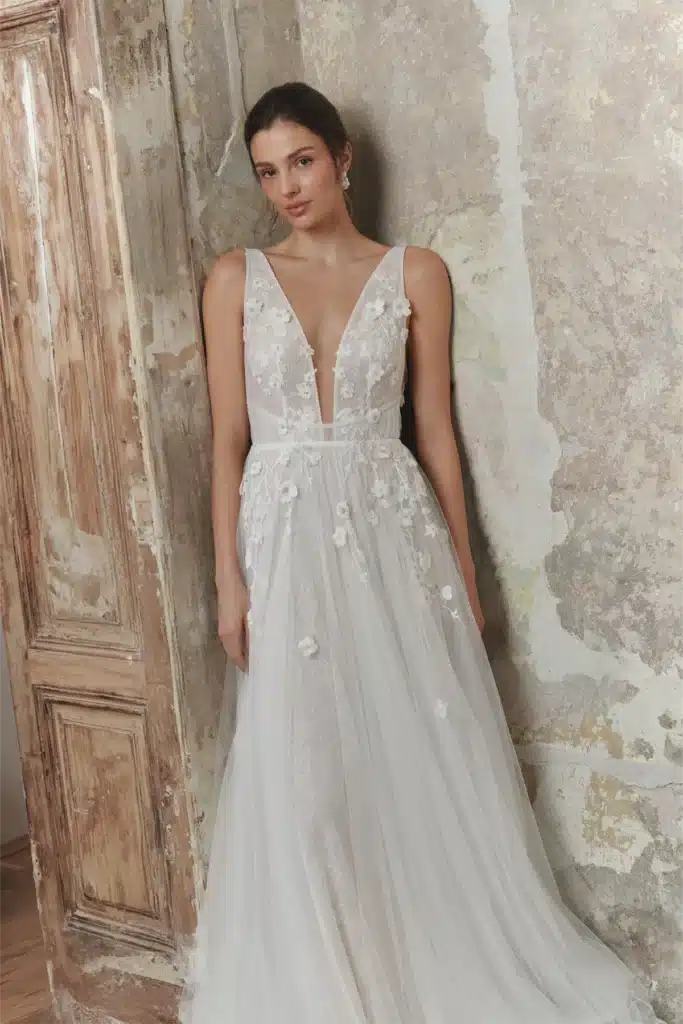 anna kara_brautatelier ried_alkira_boho_softtuell_v-ausschnitt_blumenspitze_ivory_details_1 anna kara_brautatelier ried_alkira_boho_softtuell_v-ausschnitt_blumenspitze_ivory_details_1