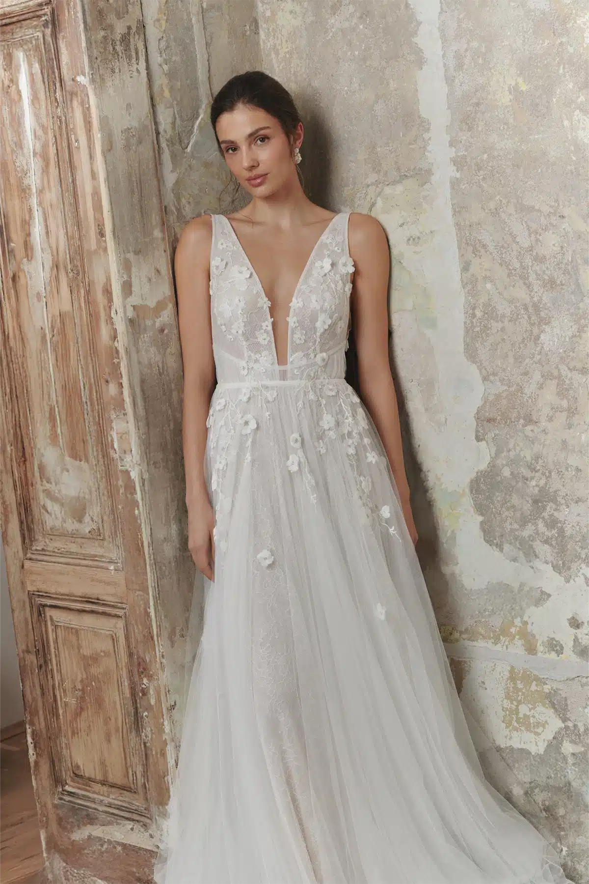 anna kara_brautatelier ried_alkira_boho_softtuell_v-ausschnitt_blumenspitze_ivory_details_1