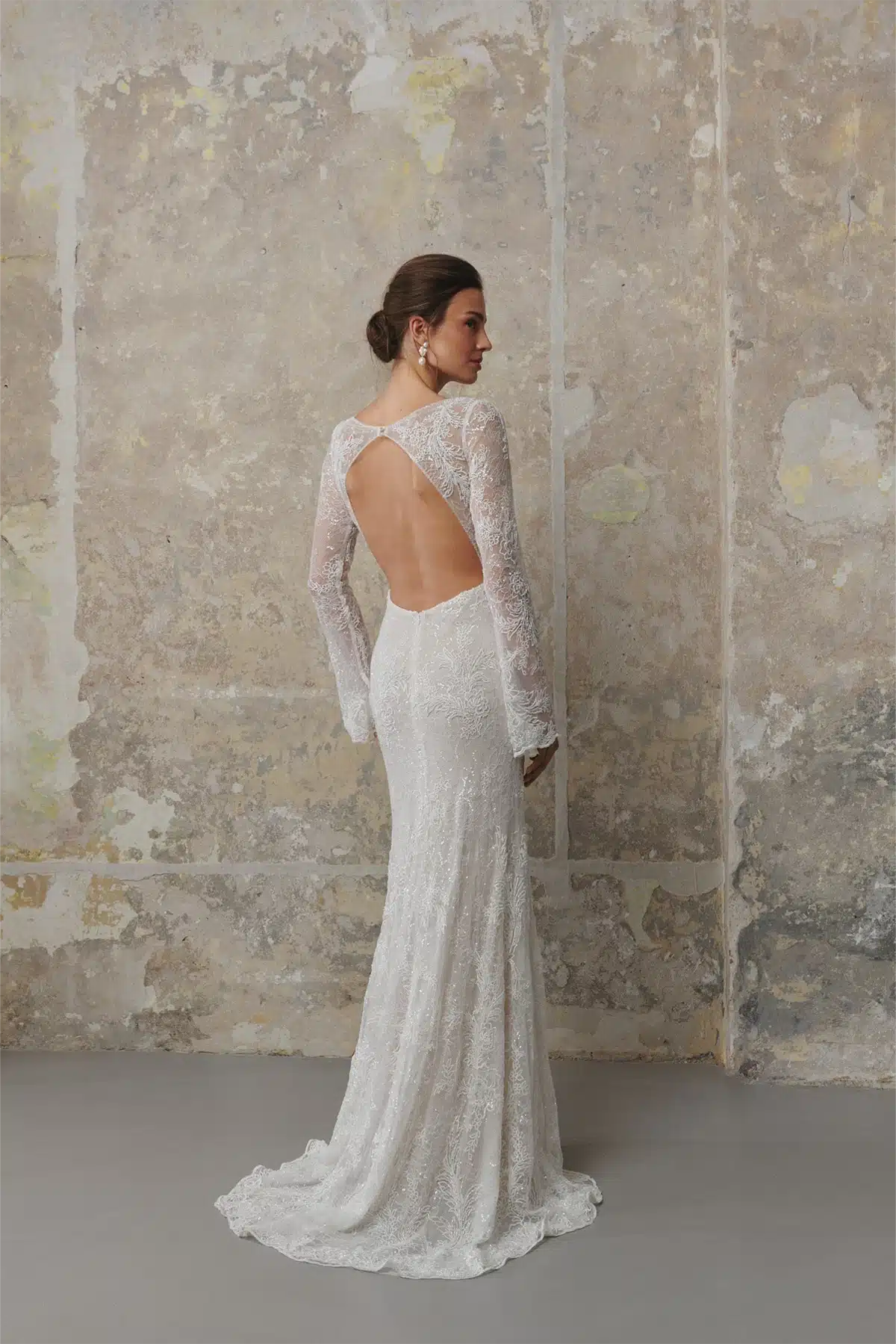 anna kara_brautatelier ried_liora_boho_fit and flari_all-over spitze_offener ruecken_ivory_ruecken_1
