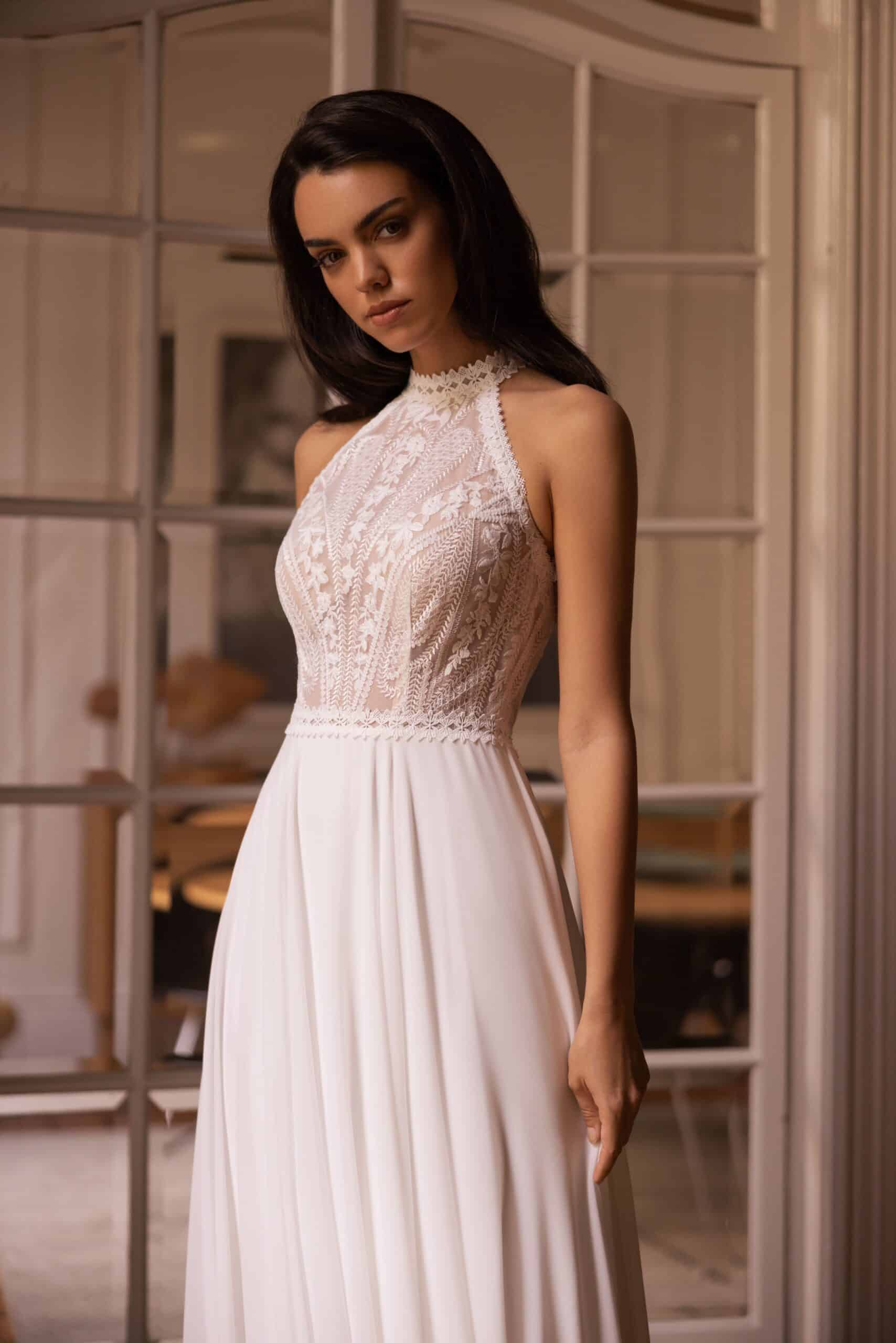 elizabeth passion_brautatelier ried_5425-01_a-linie_chiffon_schleppe_spitze_neckholder_ruecken_ivory_details_01