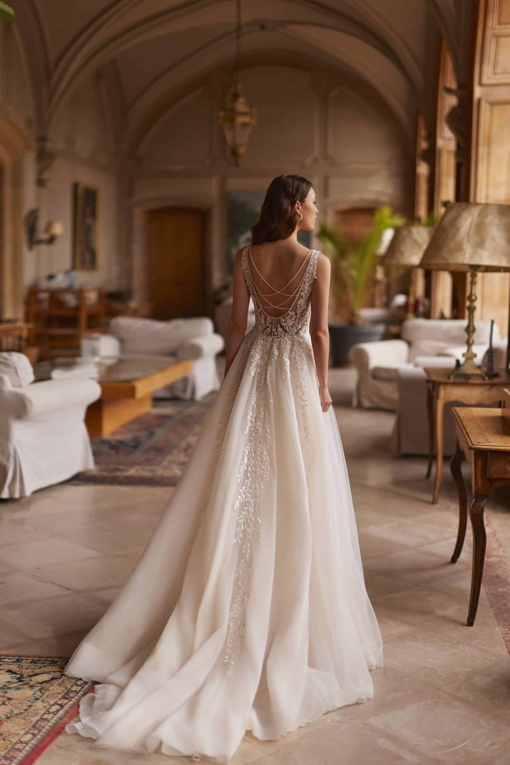 elizabeth passion_brautatelier ried_6042_a-linie_glitztuell_schleppe_spitze_v-ausschnitt_v-ruecken_ivory_beige_hinten_01