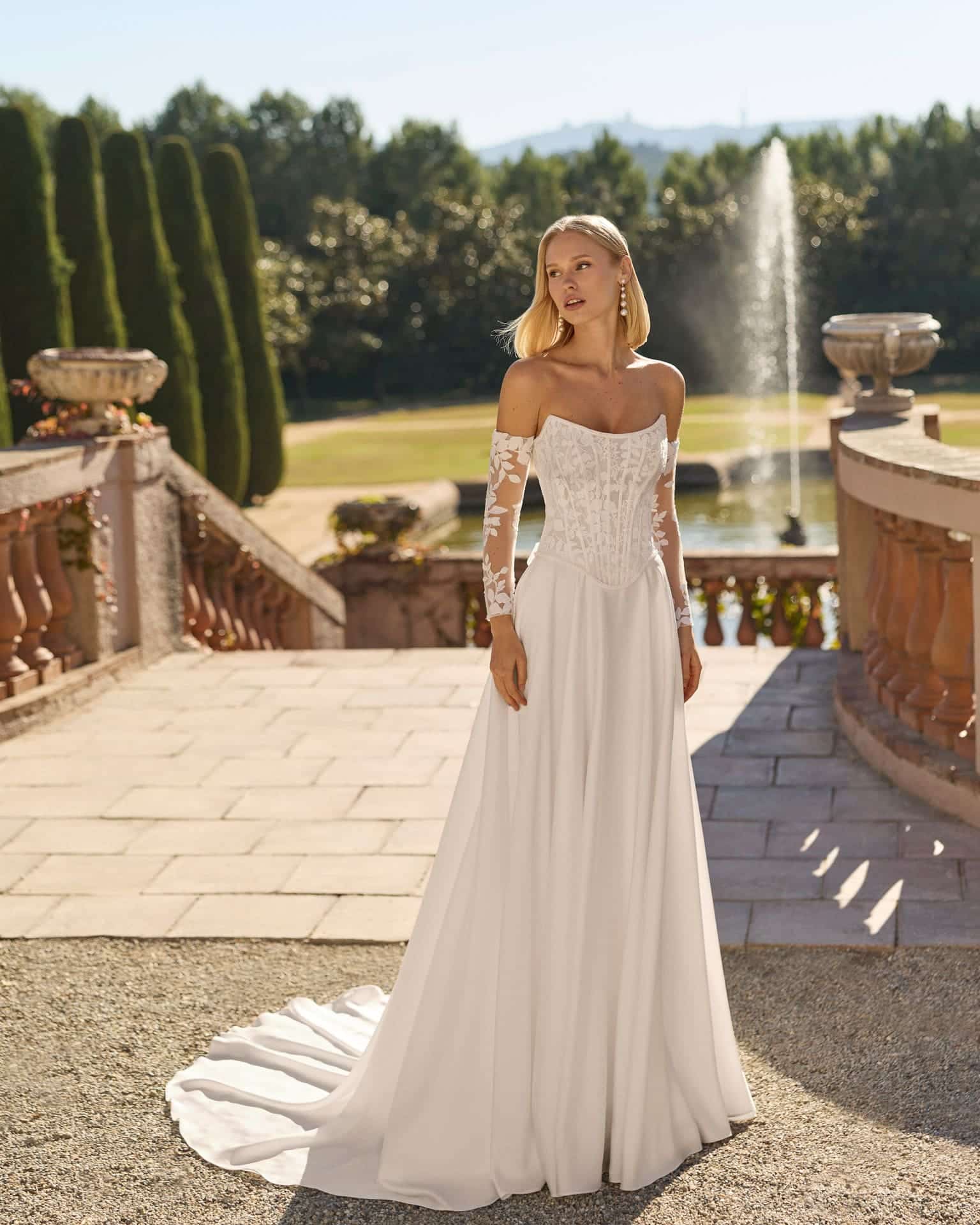 lunanovias_brautatelier ried_flor_2s234_crepe-satin_traegerlos_herzausschnitt_spitzenkorsage_perlen_ivory_vorne_1