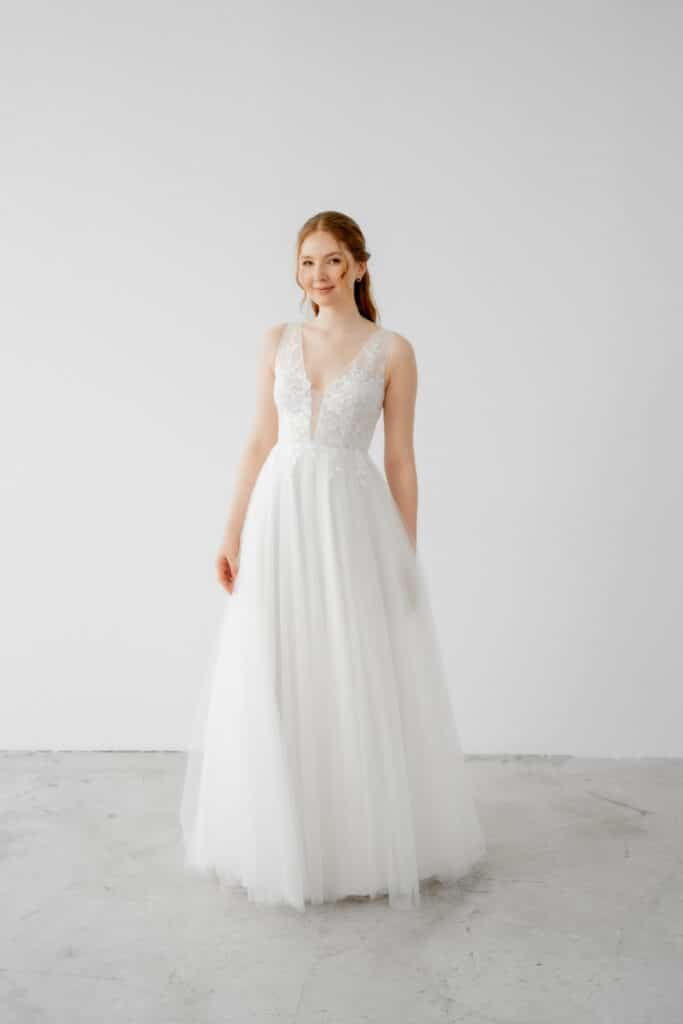 esther hofmann-brautatelier ried-pauline-1-27-1001-a-linie-chiffon-spitze-v-ausschnitt-v-ruecken-ivory-vorne-1 esther hofmann-brautatelier ried-pauline-1-27-1001-a-linie-chiffon-spitze-v-ausschnitt-v-ruecken-ivory-vorne-1