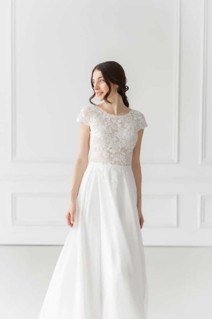 esther hofmann-brautatelier ried-samira-1-26-1002-boho-chiffon-kurzarm-blumenspitze-v-ruecken-ivory-vorne-1 esther hofmann-brautatelier ried-samira-1-26-1002-boho-chiffon-kurzarm-blumenspitze-v-ruecken-ivory-vorne-1