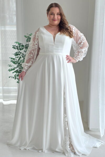 lasabina-brautatelier ried-darla-curvy-a-linie-v-ausschnitt-knopfleiste-beinschlitz-langarm-spitze-chiffon-ivory-vorne-1 lasabina-brautatelier ried-darla-curvy-a-linie-v-ausschnitt-knopfleiste-beinschlitz-langarm-spitze-chiffon-ivory-vorne-1