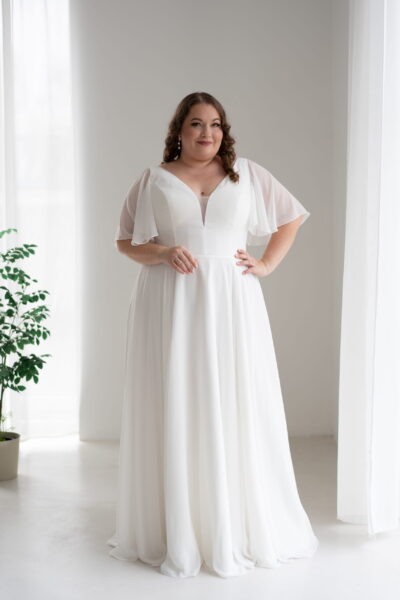 lasabina-brautatelier ried-gemma-curvy-a-linie-chiffon-satinguertel-kurzarm-v-ausschnitt-knopfleiste-ivory-vorne-1 lasabina-brautatelier ried-gemma-curvy-a-linie-chiffon-satinguertel-kurzarm-v-ausschnitt-knopfleiste-ivory-vorne-1
