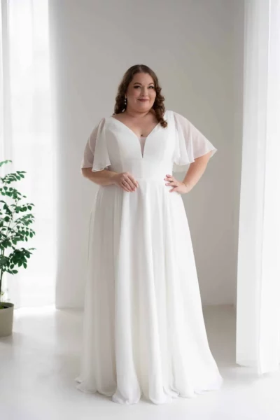 lasabina-brautatelier ried-gemma-curvy-a-linie-chiffon-satinguertel-kurzarm-v-ausschnitt-knopfleiste-ivory-vorne-1 lasabina-brautatelier ried-gemma-curvy-a-linie-chiffon-satinguertel-kurzarm-v-ausschnitt-knopfleiste-ivory-vorne-1