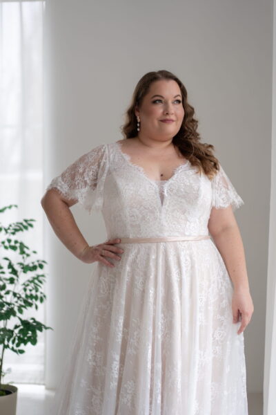 lasabina-brautatelier ried-tina-curvy-vintage prinzessin-a-linie-all-over spitze-kurzarm-v-ausschnitt-chiffon-nude-details-1 lasabina-brautatelier ried-tina-curvy-vintage prinzessin-a-linie-all-over spitze-kurzarm-v-ausschnitt-chiffon-nude-details-1