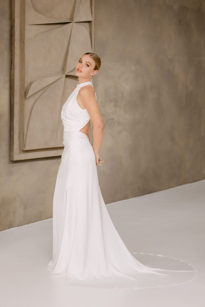 marylise_brautatelier ried_alejandra_fit and flair_satin_clean_neckholder_schleife_offener ruecken_beinschlitz_ivory_details_4 marylise_brautatelier ried_alejandra_fit and flair_satin_clean_neckholder_schleife_offener ruecken_beinschlitz_ivory_details_4