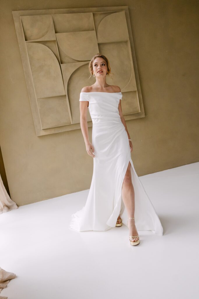 marylise_brautatelier ried_benedict_fit and flair_satin_schulterfrei_drapierung_seitenschlitz_schleppe_ivory_vorne_1 marylise_brautatelier ried_benedict_fit and flair_satin_schulterfrei_drapierung_seitenschlitz_schleppe_ivory_vorne_1