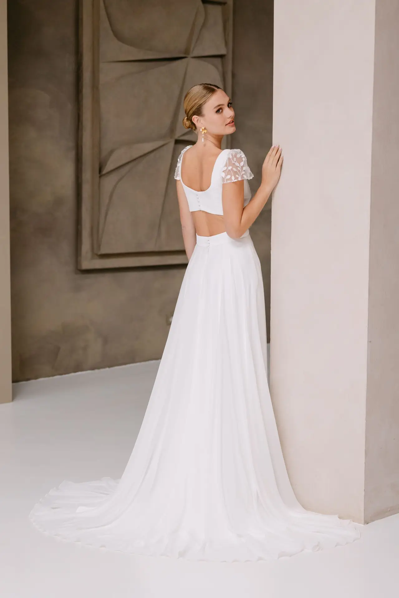 marylise_brautatelier ried_césaria_a-linie_chiffon_crepe_spitze_kurzarm_u-boot ausschnitt_tuellaermel_schleppe_ivory_ruecken_1