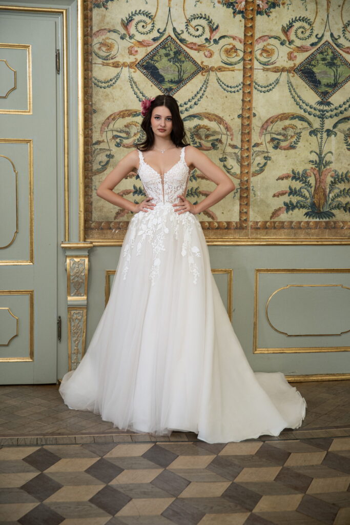 annais-brautatelier ried-aida-vintage prinzessin-spitze-langarm-cutouts-tuell-schleppe-ivory-vorne-4 annais-brautatelier ried-aida-vintage prinzessin-spitze-langarm-cutouts-tuell-schleppe-ivory-vorne-4
