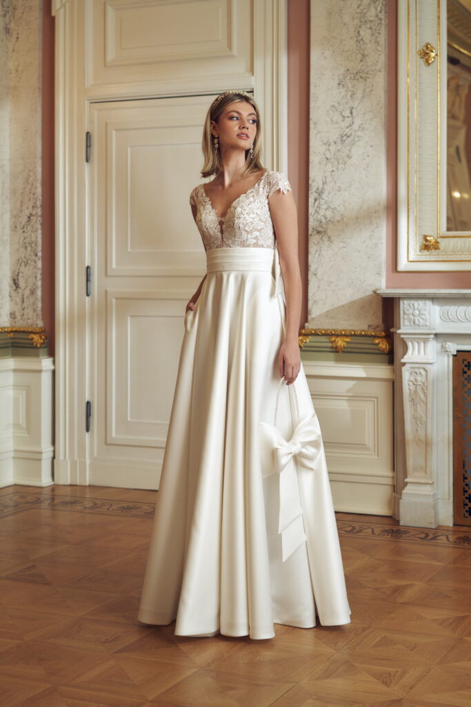 annais-brautatelier ried-maddalena-a-linie-satin-spitze-kurzarm-offener ruecken-schleife-ivory-vorne-1 annais-brautatelier ried-maddalena-a-linie-satin-spitze-kurzarm-offener ruecken-schleife-ivory-vorne-1