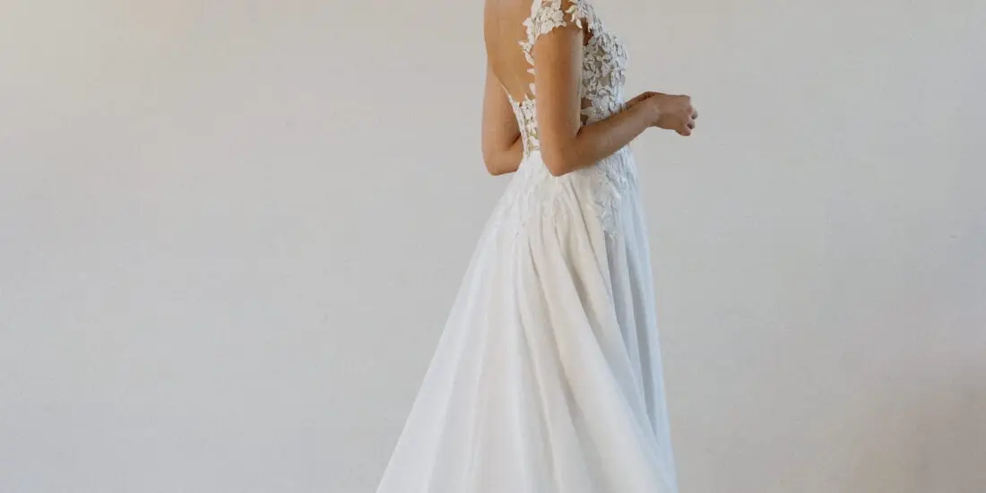 annais-brautatelier ried-sonia-a-linie-chiffon-spitze-kurzarm-carmenaermel-offener ruecken-schleppe-spitze-ivory-details-1