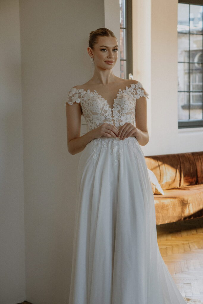 annais-brautatelier ried-sonia-a-linie-chiffon-spitze-kurzarm-carmenaermel-offener ruecken-schleppe-spitze-ivory-vorne-2 annais-brautatelier ried-sonia-a-linie-chiffon-spitze-kurzarm-carmenaermel-offener ruecken-schleppe-spitze-ivory-vorne-2