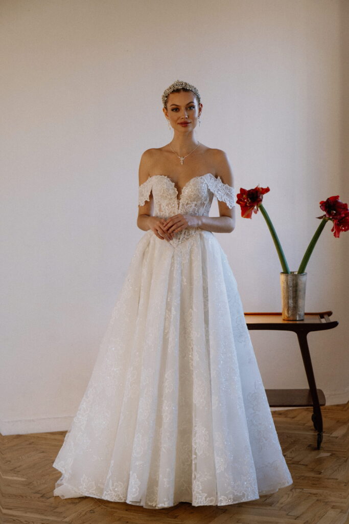 annais-brautatelier ried-tiziana-vintage prinzessin-all-over spitze-carmenaermel-herzausschnitt-beinschlitz-tuell-ivory-vorne-1 annais-brautatelier ried-tiziana-vintage prinzessin-all-over spitze-carmenaermel-herzausschnitt-beinschlitz-tuell-ivory-vorne-1