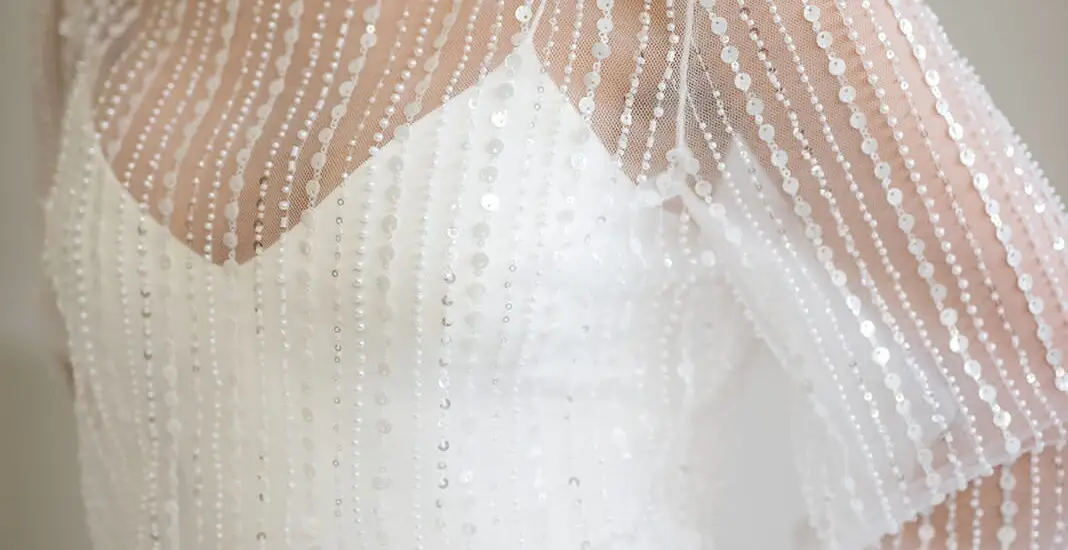labude-brautatelier ried-bella-topper-top-langarm-pailletten-glitzer-offener ruecken-details-1