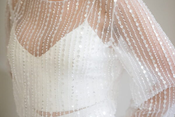 labude-brautatelier ried-bella-topper-top-langarm-pailletten-glitzer-offener ruecken-details-1 labude-brautatelier ried-bella-topper-top-langarm-pailletten-glitzer-offener ruecken-details-1