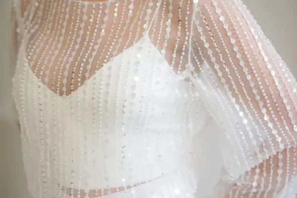 labude-brautatelier ried-bella-topper-top-langarm-pailletten-glitzer-offener ruecken-details-1