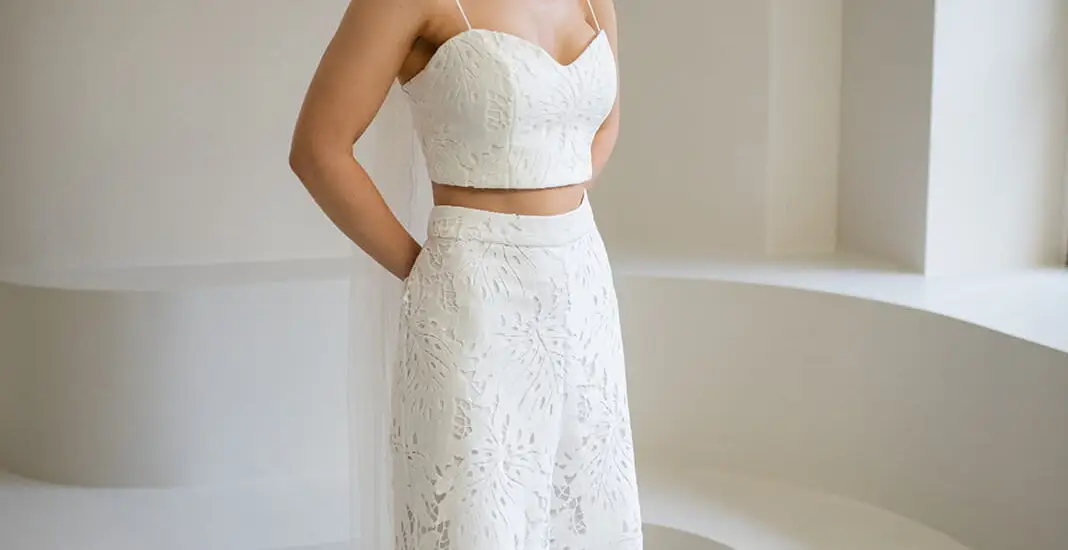 labude-brautatelier ried-lourdes-top-korsage-spaghettitraeger-lochspitze-ivory-vorne-3
