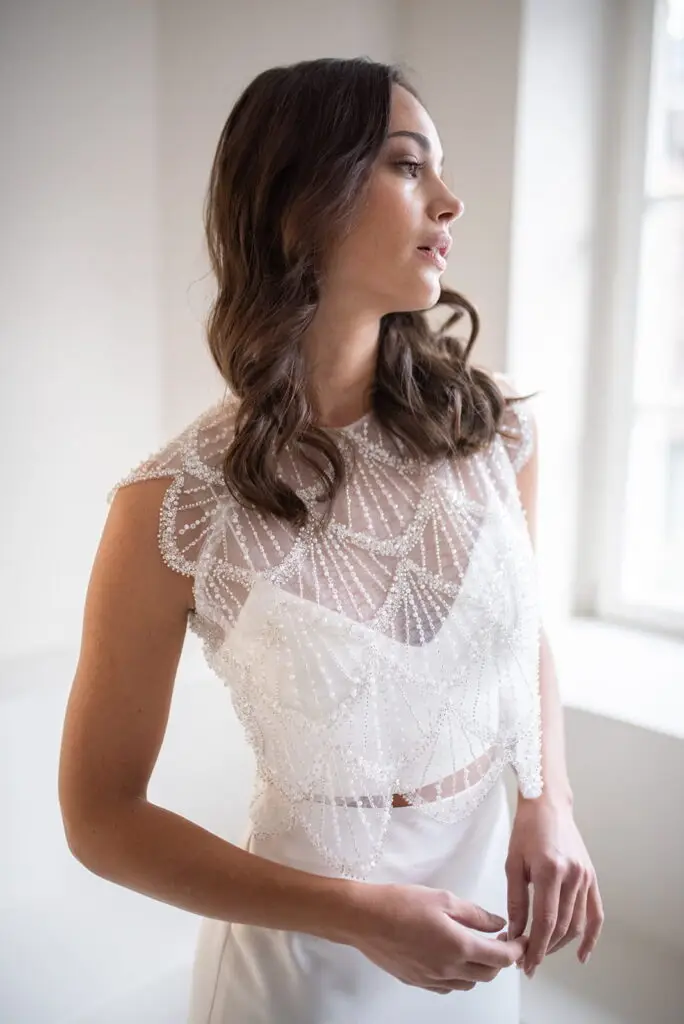 labude-brautatelier ried-malou-topper-top-breitere traeger-geometrische spitze-pailletten-glitzer-tuell-ivory-details-4 labude-brautatelier ried-malou-topper-top-breitere traeger-geometrische spitze-pailletten-glitzer-tuell-ivory-details-4