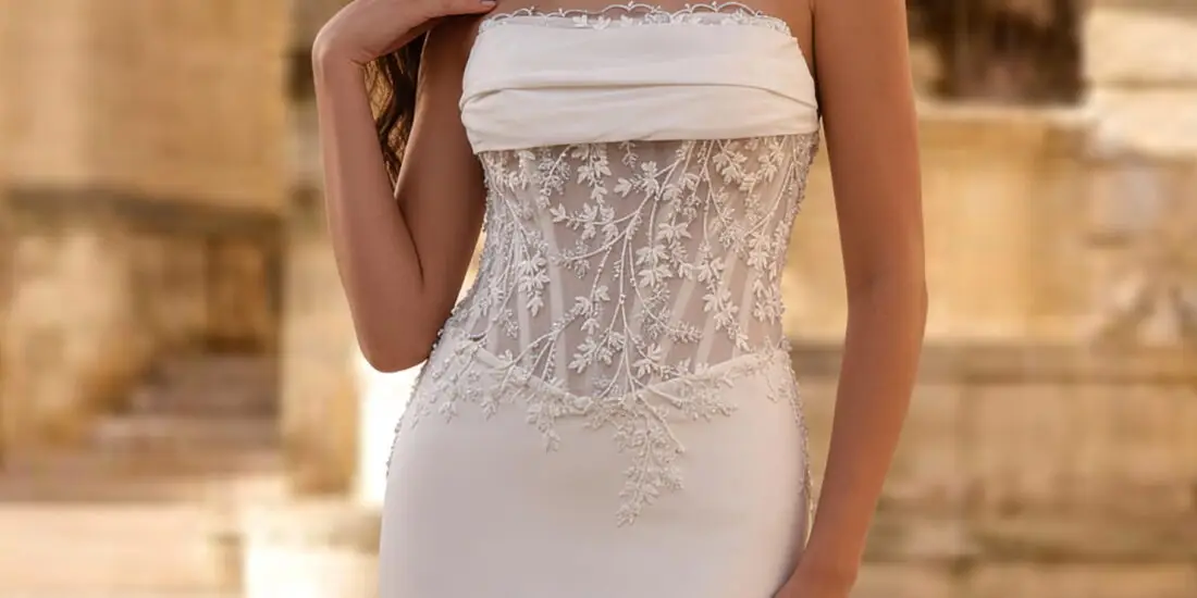 monica loretti-brautatelier ried-8402-fit and flair-krepp-spitze-schleppe-drappierung-knopfleiste-spitze in schleppe-ivory-nude-details-1