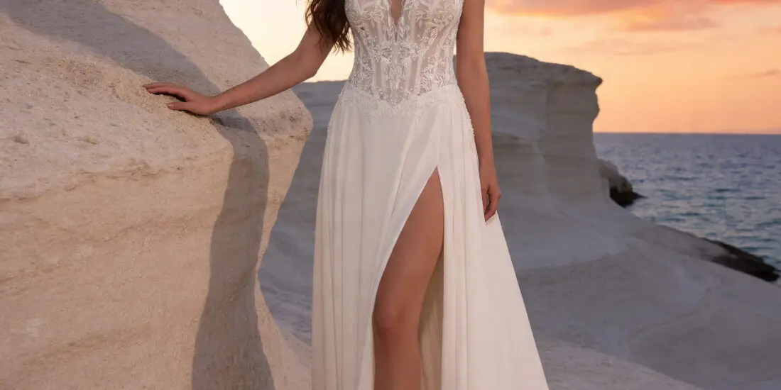 monica loretti-brautatelier ried-8404-a-linie-chiffon-spitze-traeger-v-ausschnitt-v-ruecken-beinschlitz-ivory-nude-vorne-1